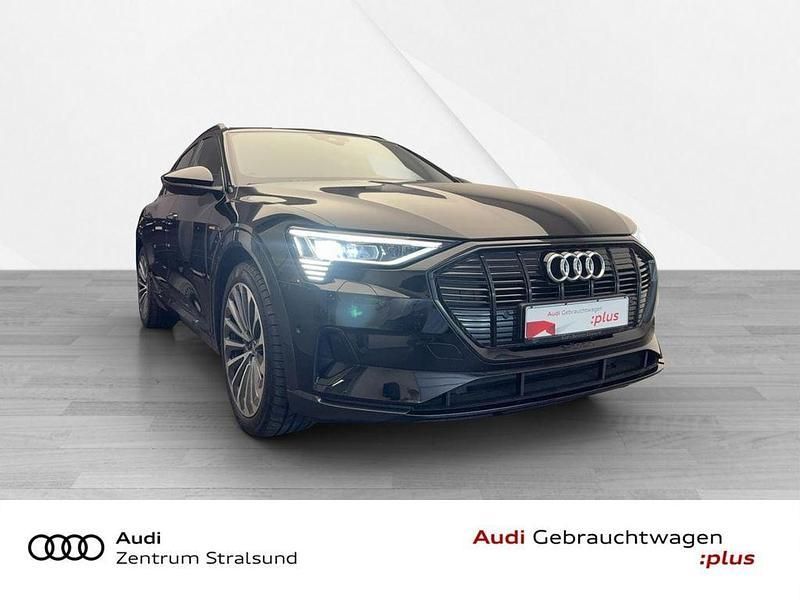 Brillantschwarz Gebraucht 2021 Audi e-tron Advanced Plus SUV | 41.800 € (Teuer) - Bild 1/4
