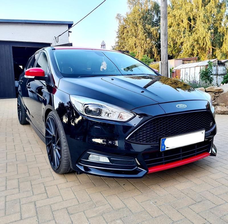 Andere farben Gebraucht 2016 Ford Focus Kombi | 13.750 € (Teuer) - Bild 1/4
