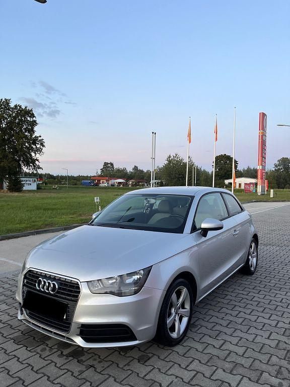 Gebraucht Audi A1 Attraction 122 PS (89 kW) 2011 Silber Kleinwagen