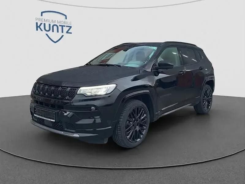 Schwarz (solid black) Gebraucht 2023 Jeep Compass Altitude SUV | 25.900 € (Superpreis) - Bild 1/4