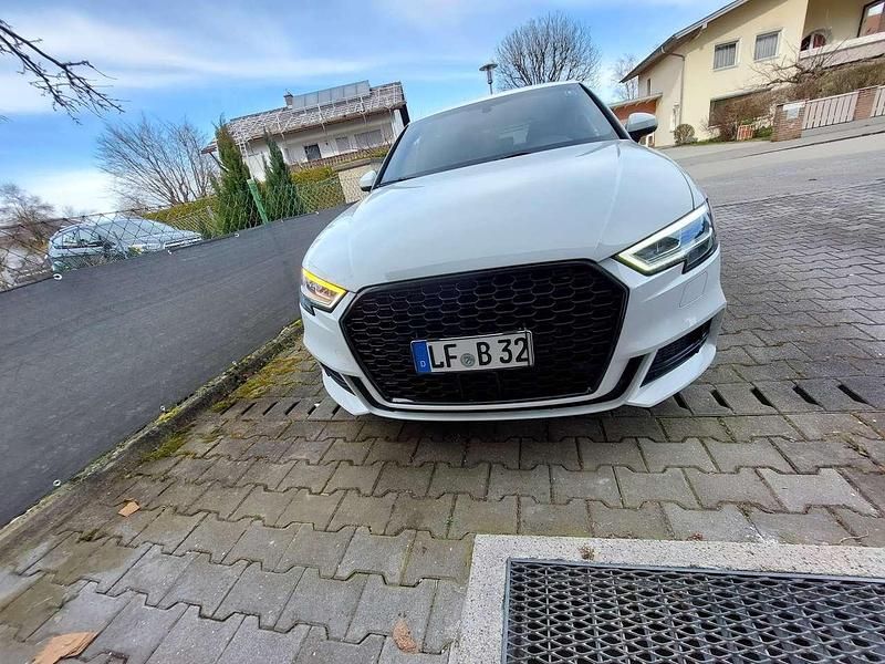 Weiß Gebraucht 2019 Audi A3 Sportback Sport Kleinwagen | 18.000 € (Etwas zu teuer) - Bild 1/4