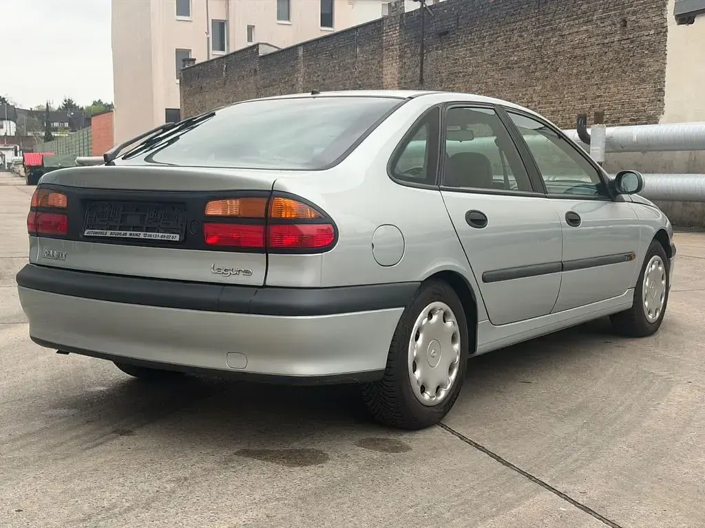 Gebraucht Renault Laguna II 107 PS (78 kW) 2001 Silber Limousine