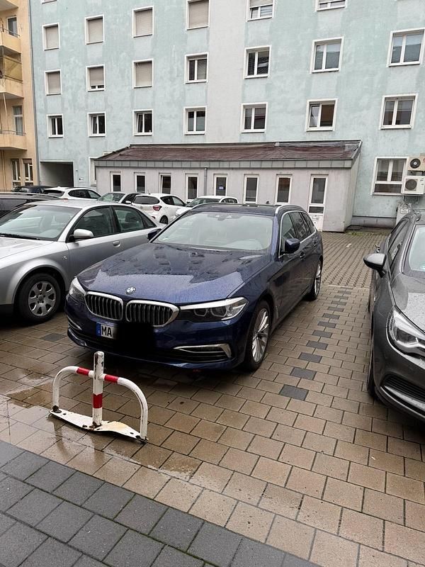 Blau Gebraucht 2018 BMW 520 Luxury Line Kombi | 22.999 € (Fairer Preis) - Bild 1/4