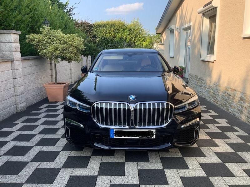 Schwarz Gebraucht 2021 BMW 750 Performance Limousine | 62.500 € (Etwas zu teuer) - Bild 1/4