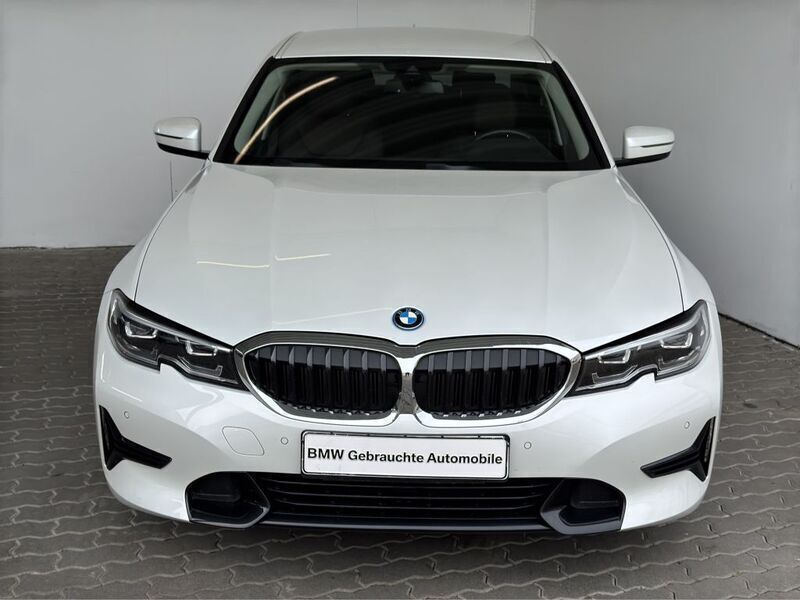 Mineralweiss met. Gebraucht 2022 BMW 320e Sport Line Limousine | 27.689 € (Fairer Preis) - Bild 1/4