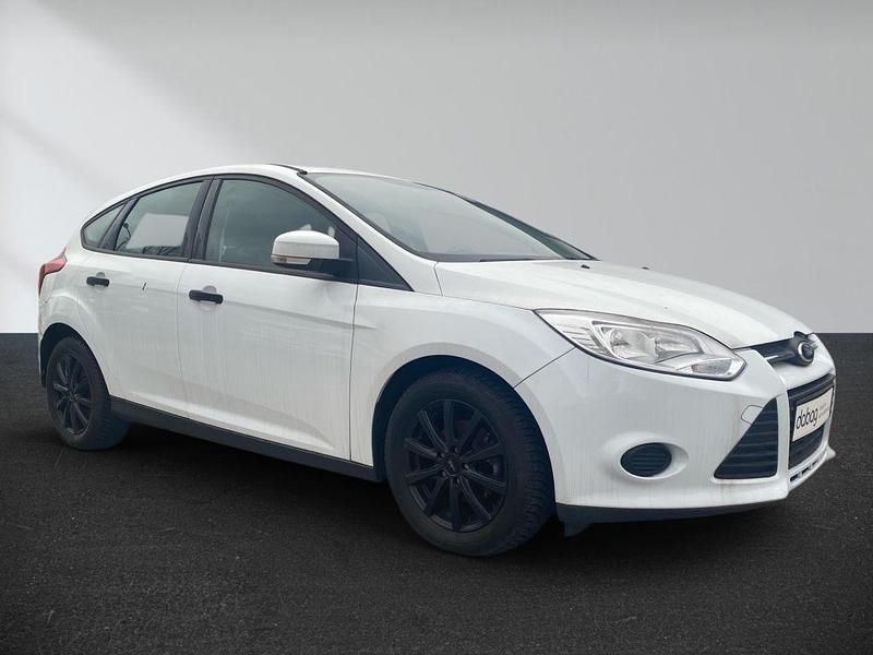 Gebraucht Ford Focus Ambiente 101 PS (74 kW) 2014 Frozen white Limousine
