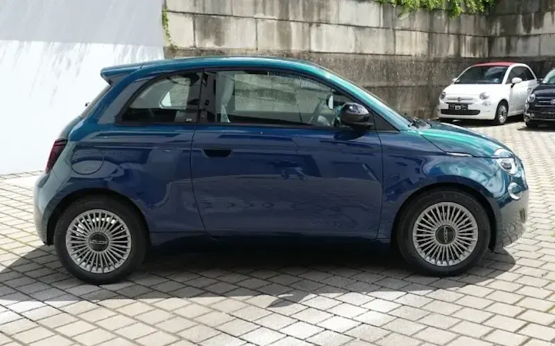 Neu Fiat 500 Icon 65 PS (47 kW) 2026 Grün Limousine