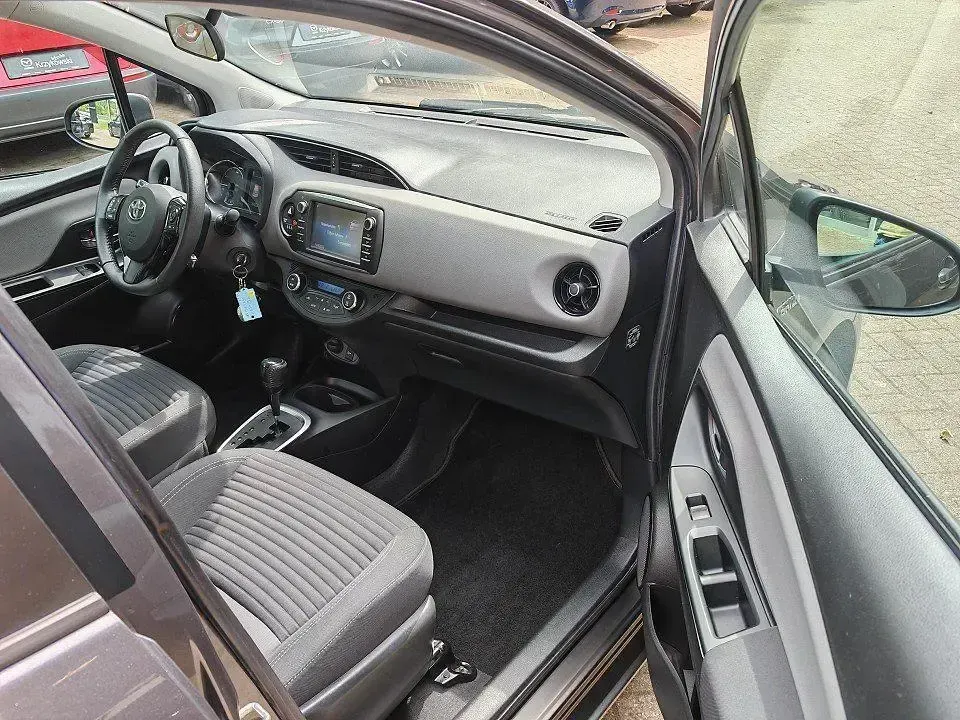 Gebraucht Toyota Yaris Hybrid Team 75 PS (55 kW) 2018 Grau Limousine