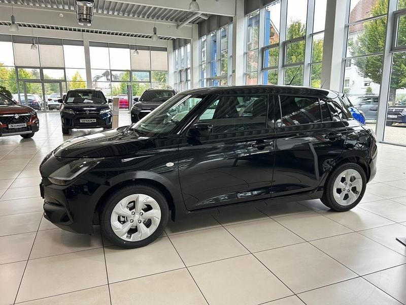 Neu Suzuki Swift Comfort 83 PS (61 kW) 2025 Schwarz Kleinwagen