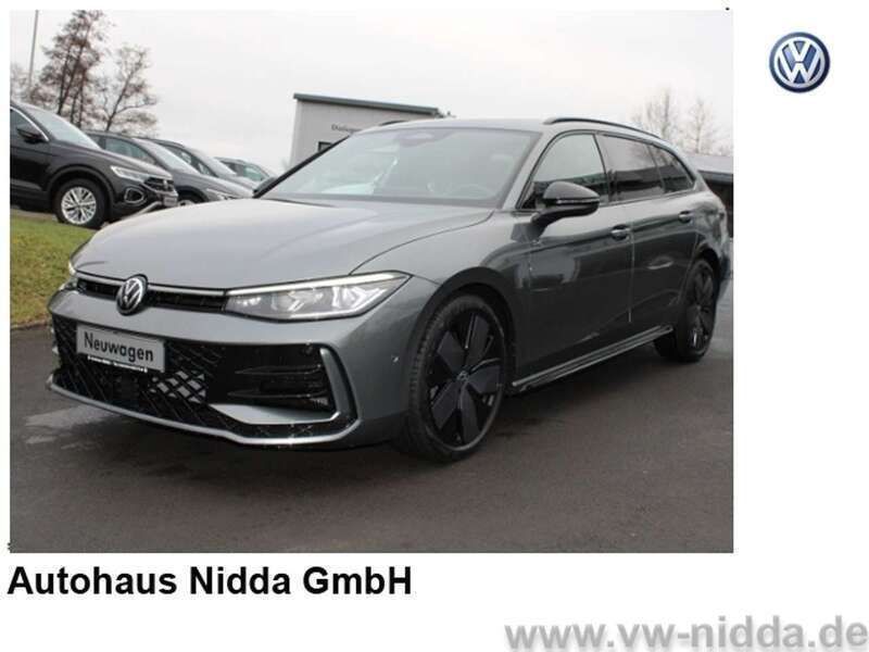 Diabasgrau metallic Neu 2025 VW Passat R-line Kombi | 49.991 € (Superpreis) - Bild 1/4