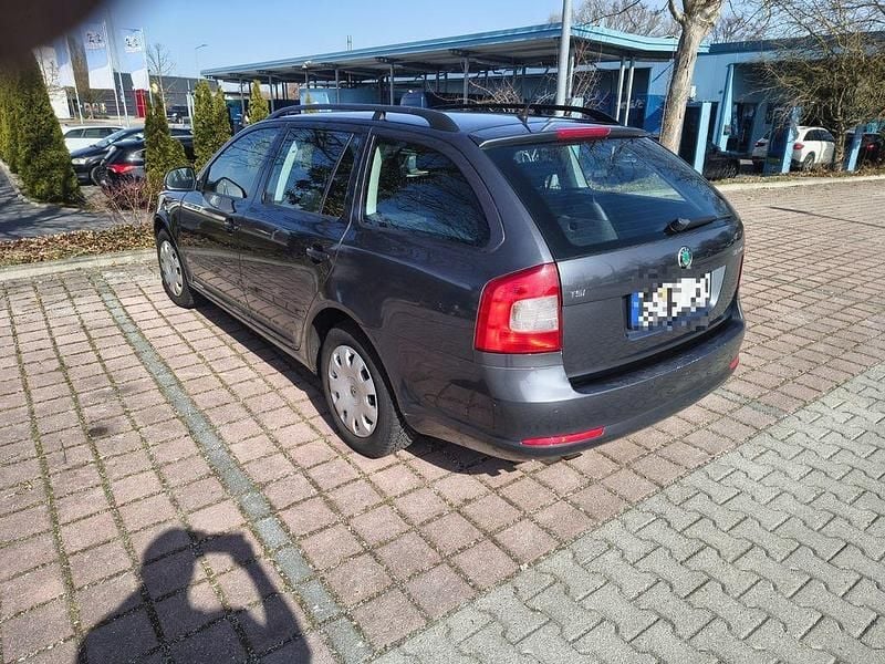 Gebraucht Skoda Octavia 122 PS (89 kW) 2011 Grau Kombi