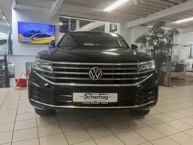 Schwarz (grenadillschwarz) Gebraucht 2024 VW Touareg Elegance SUV | 55.970 € (Guter Preis) - Bild 1/3