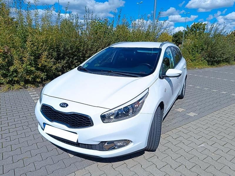 Weiß Gebraucht 2015 Kia Ceed Sportswagon FIFA World Cup Edition Kombi | 8.999 € (Fairer Preis) - Bild 1/4
