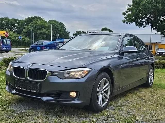 Grau Gebraucht 2013 BMW 320 Limousine | 10.975 € (Superpreis) - Bild 1/3