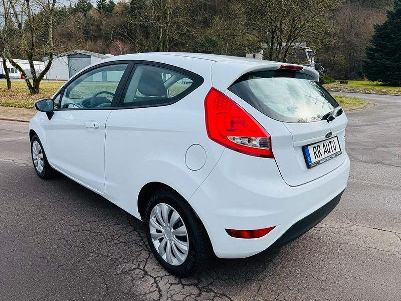 Gebraucht Ford Fiesta 60 PS (44 kW) 2011 Weiß Kleinwagen