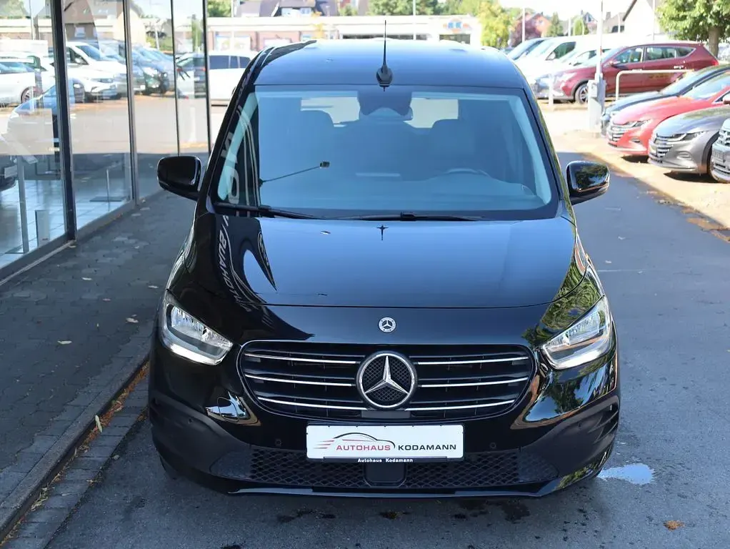 Gebraucht Mercedes 180 116 PS (85 kW) 2023 Lackfarbe loparitschwarz metal Limousine