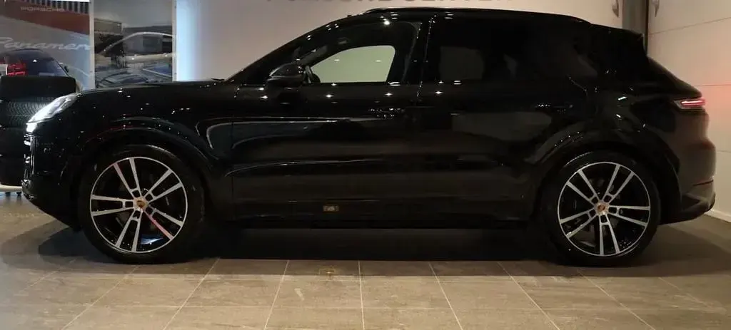 Gebraucht Porsche Cayenne 470 PS (345 kW) 2024 Chromitschwarz SUV