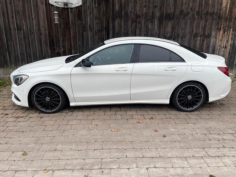 Weiß Gebraucht 2018 Mercedes CLA220 AMG line Limousine | 16.990 € (Fairer Preis) - Bild 1/4