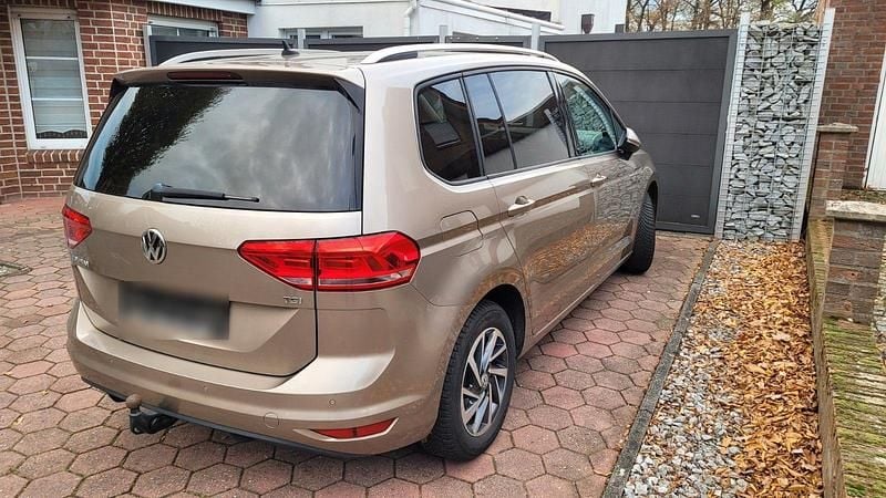 Second-hand VW Touran Sound 110 CP (80 kW) 2017 Bej Monovolum