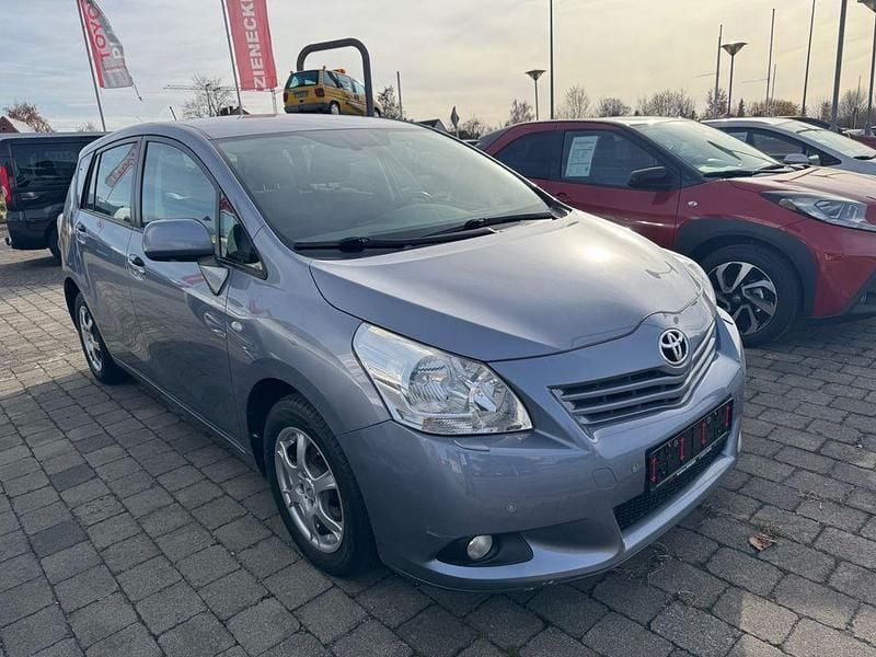 Gebraucht Toyota Verso Executive 147 PS (108 kW) 2010 Silber Van / Kleinbus