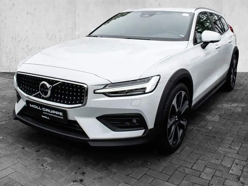 Gebraucht Volvo V60 CC Plus 197 PS (144 kW) 2024 Crystal white pearl / metallic Kombi