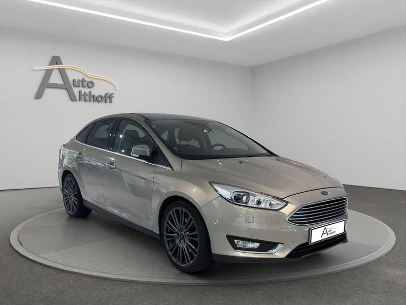 Grau Gebraucht 2015 Ford Focus Limousine | 10.999 € (Fairer Preis) - Bild 1/4