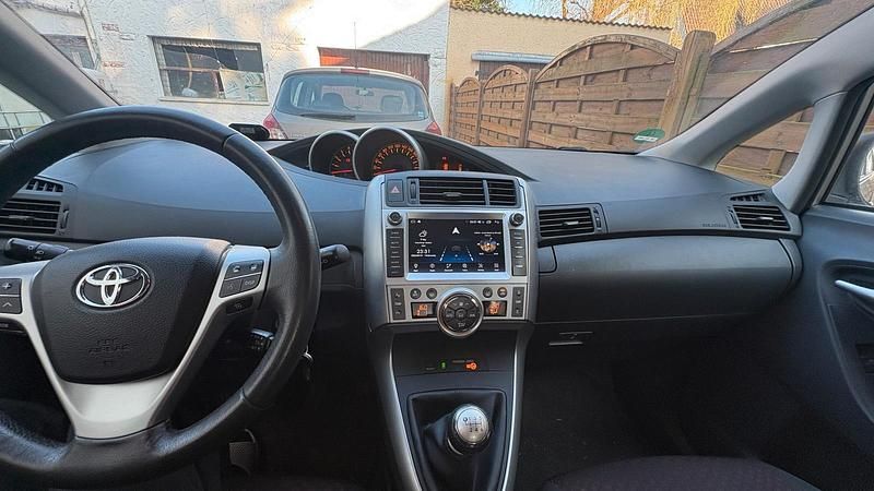 Gebraucht Toyota Verso 126 PS (92 kW) 2011 Silber Van / Kleinbus