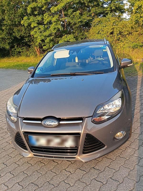 Braun Gebraucht 2012 Ford Focus Titanium Kombi | 4.999 € (Fairer Preis) - Bild 1/4