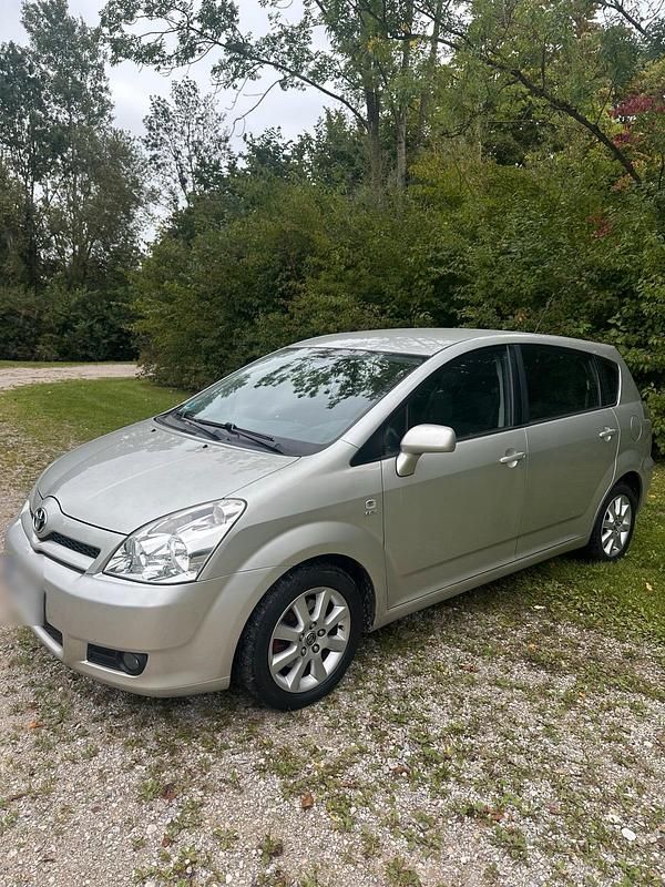 Silber Gebraucht 2004 Toyota Corolla Verso Van / Kleinbus | 4.600 € (Fairer Preis) - Bild 1/4