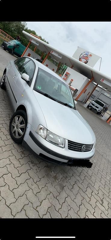 Silber Gebraucht 1999 VW Passat Limousine | 1.500 € (Fairer Preis) - Bild 1/4