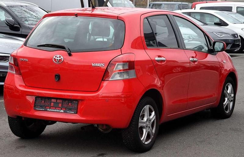Gebraucht Toyota Yaris Edition 99 PS (72 kW) 2011 Rot Kleinwagen