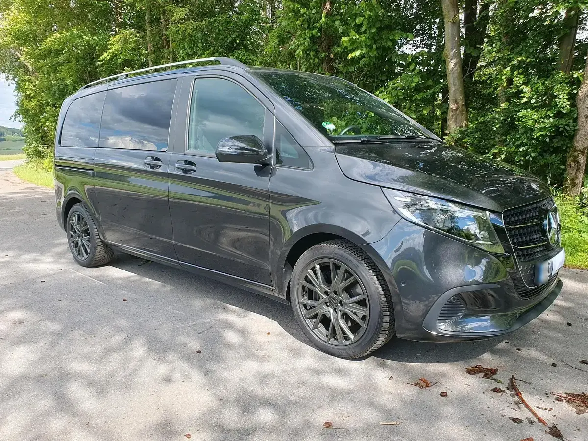 Gebraucht Mercedes V220 Style 163 PS (119 kW) 2024 Grau Van / Kleinbus