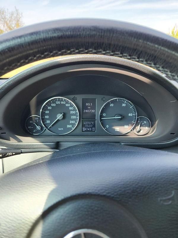 Schwarz Gebraucht 2007 Mercedes C320 Avantgarde Limousine | 3.200 € - Bild 1/4
