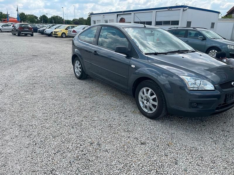 Grau Gebraucht 2005 Ford Focus Kleinwagen | 990 € (Superpreis) - Bild 1/4