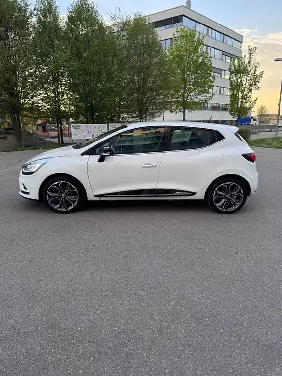 Używany Renault Clio IV LIMITED 90 KM (66 kW) 2017 Biały Sedan/Limuzyna