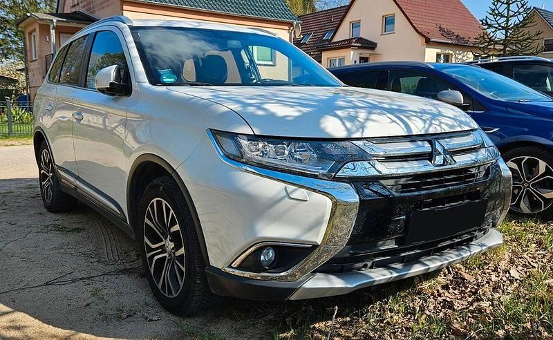 Weiß Gebraucht 2016 Mitsubishi Outlander Plus SUV | 14.900 € (Fairer Preis) - Bild 1/4