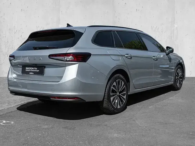 Gebraucht Skoda Superb Selection 150 PS (110 kW) 2025 Aluminiumsilber metallic Kombi