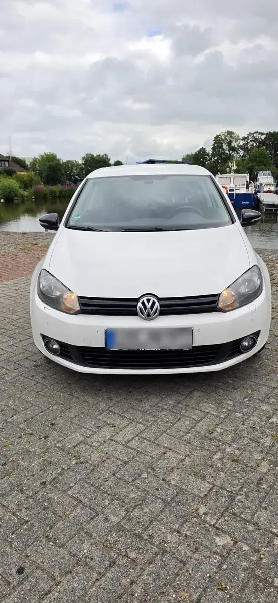 Gebraucht VW Golf VII 105 PS (77 kW) 2012 Weiß Limousine