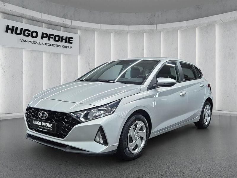 Sleek silver / met Gebraucht 2021 Hyundai i20 Select Limousine | 14.950 € (Fairer Preis) - Bild 1/4