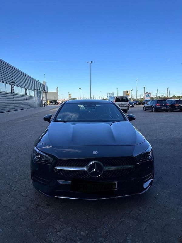 Schwarz Gebraucht 2023 Mercedes CLA180 AMG line Limousine | 27.500 € (Fairer Preis) - Bild 1/4