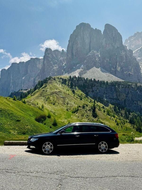 Schwarz Gebraucht 2012 Skoda Superb Elegance Kombi | 6.900 € (Fairer Preis) - Bild 1/4