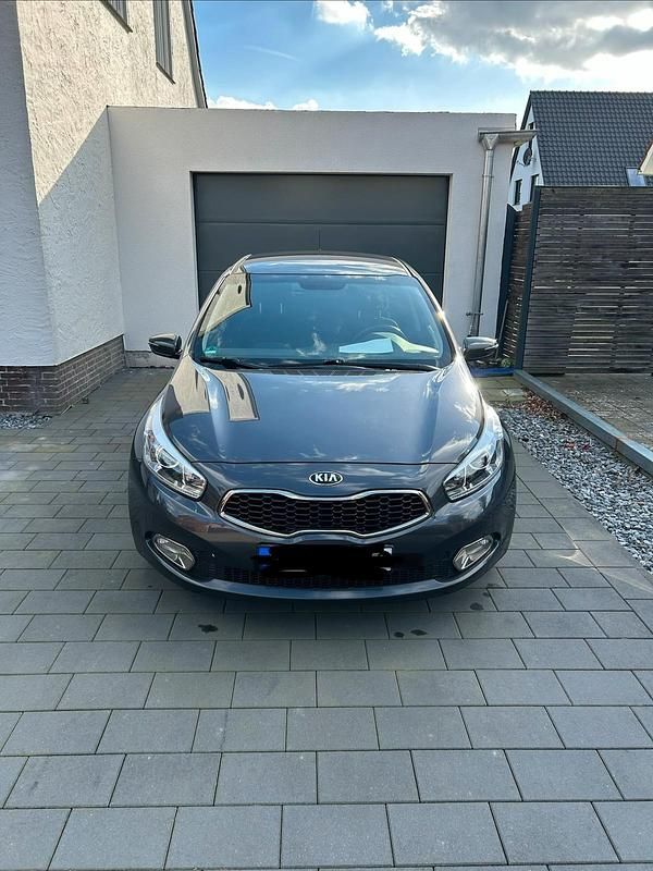 Gebraucht Kia Ceed 128 PS (94 kW) 2014 Grau Kleinwagen