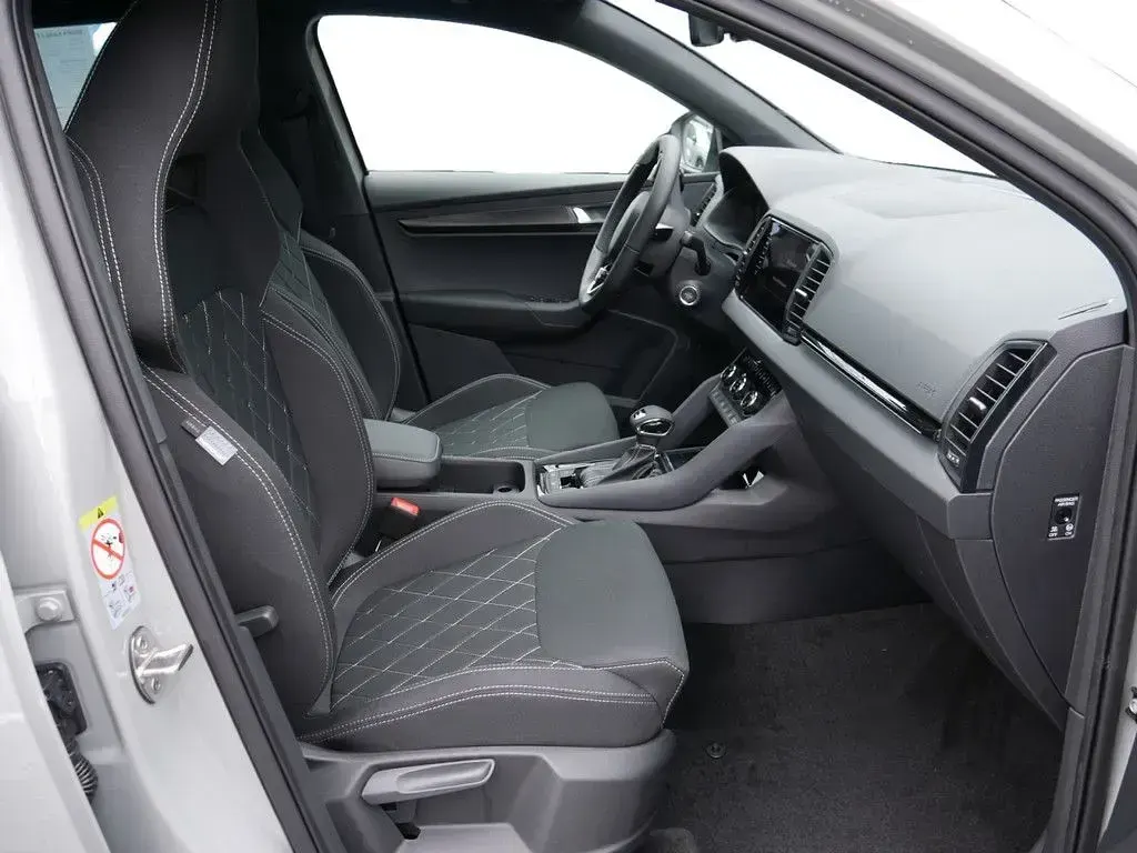 Neu Skoda Karoq SportLine 190 PS (139 kW) 2026 Grau SUV