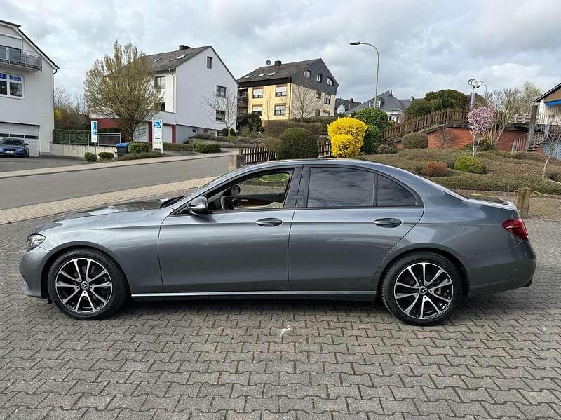 Gebraucht Mercedes E300 Avantgarde 245 PS (180 kW) 2018 Selenitgrau Limousine