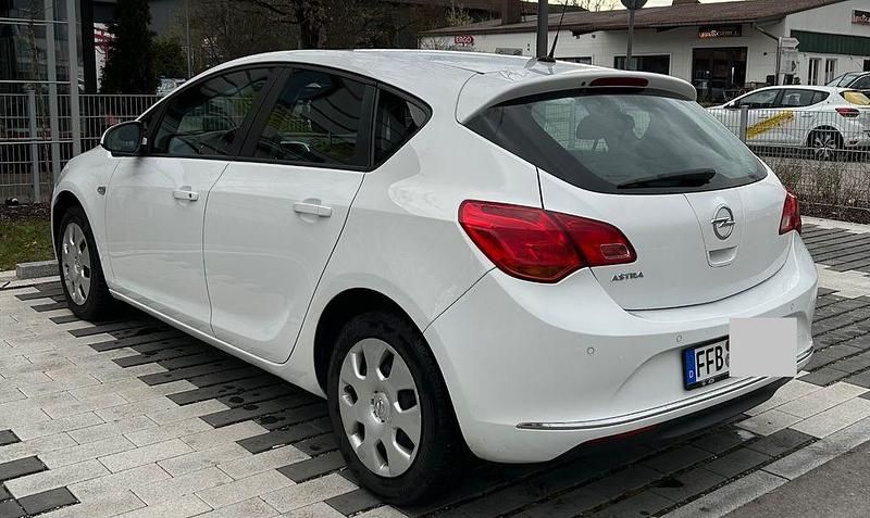 Gebraucht Opel Astra Edition 120 PS (88 kW) 2015 Weiß Limousine