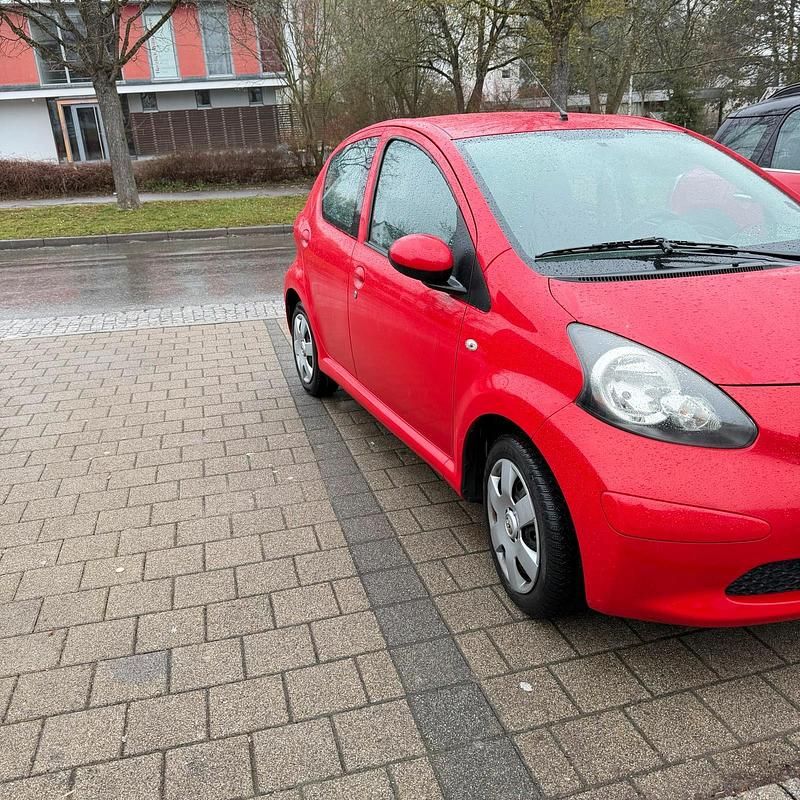 Gebraucht Toyota Aygo 68 PS (50 kW) 2007 Rot Kleinwagen