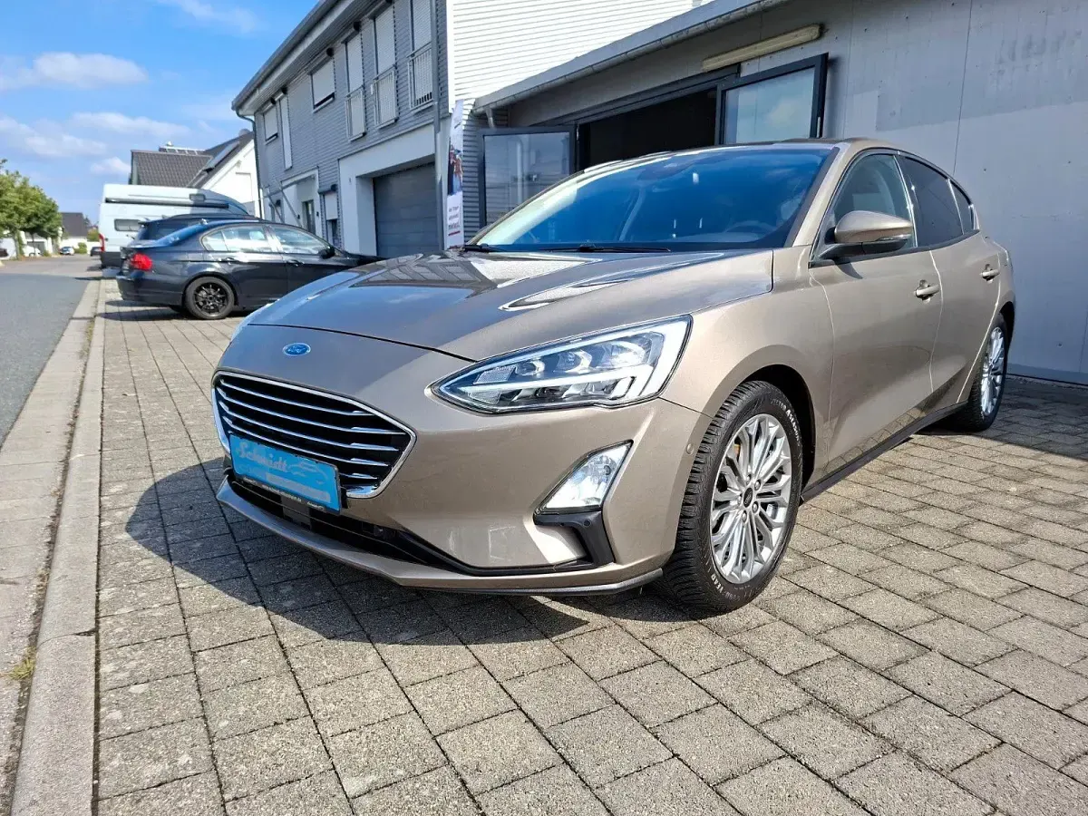 Gebraucht Ford Focus Titanium 125 PS (91 kW) 2019 Silber Limousine