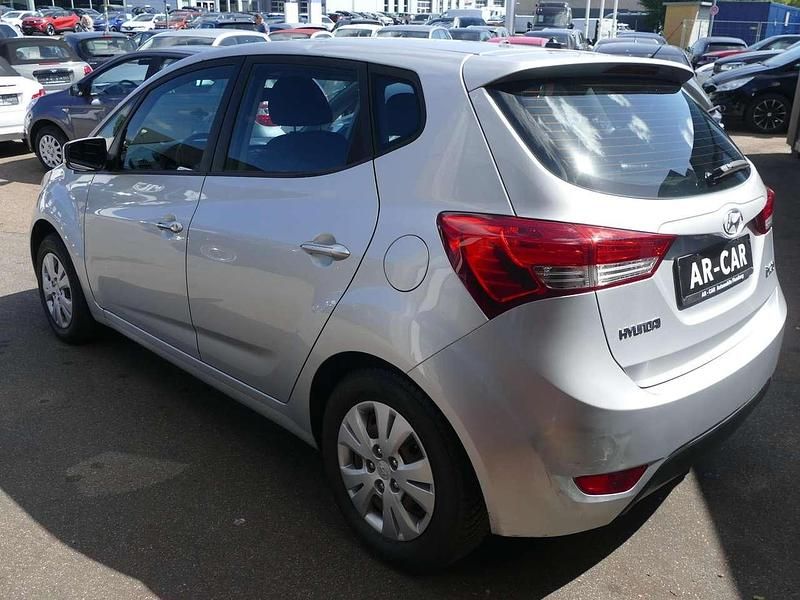 Gebraucht Hyundai ix20 Classic 90 PS (66 kW) 2012 Silber Kleinwagen