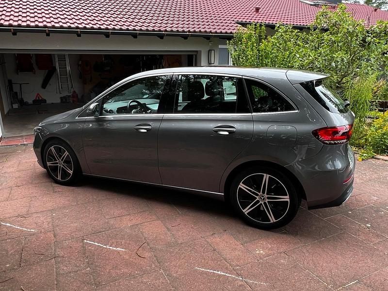 Grau Gebraucht 2019 Mercedes B250 Progressive Van / Kleinbus | 23.500 € (Fairer Preis) - Bild 1/4