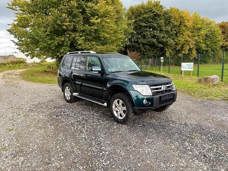 Grün Gebraucht 2007 Mitsubishi Pajero SUV | 11.800 € (Fairer Preis) - Bild 1/4
